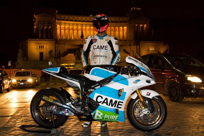 Данило Петруччи прокатился по улицам Рима на CRT-мотоцикле
