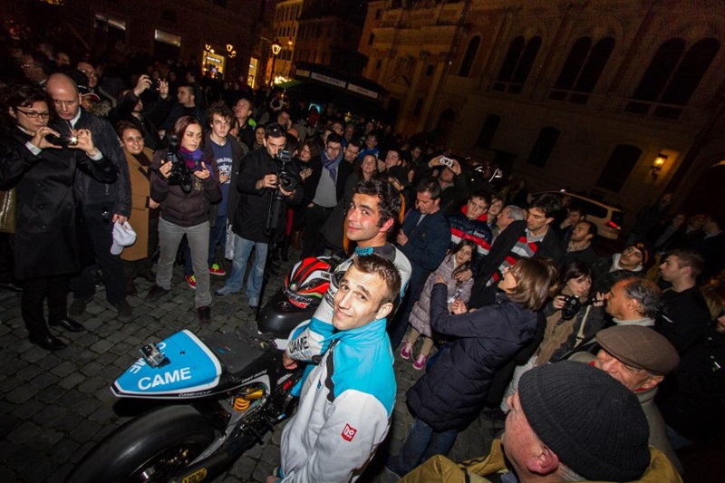 Данило Петруччи прокатился по улицам Рима на CRT-мотоцикле