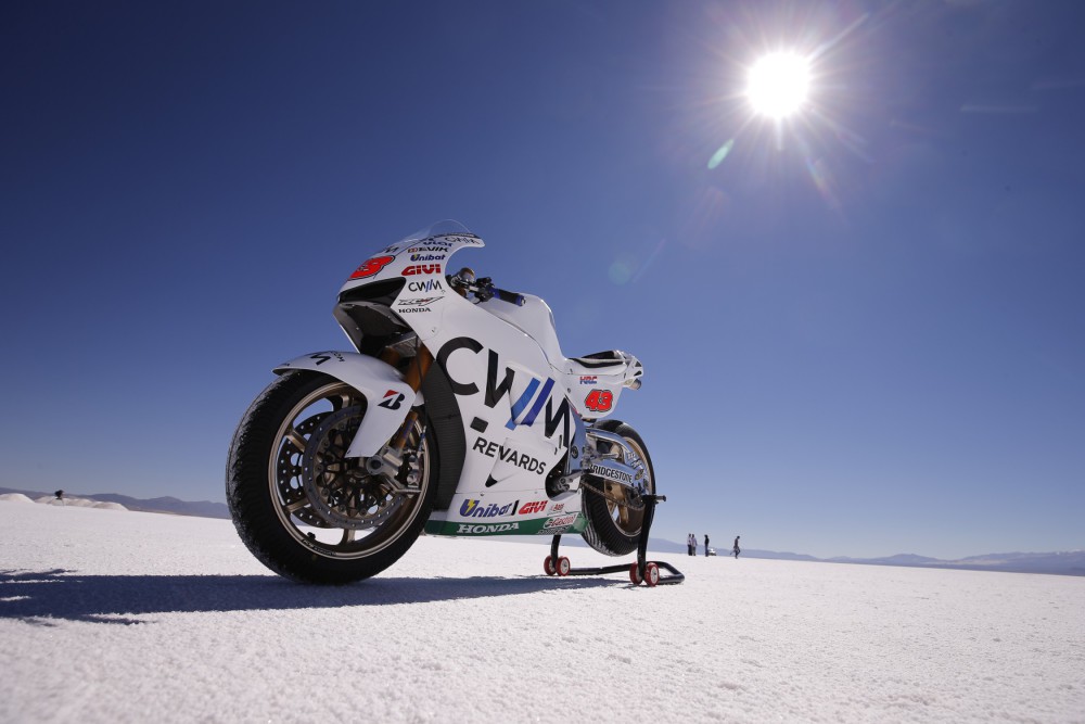 Джек Миллер покорил соляную пустыню на своем мотоцикле