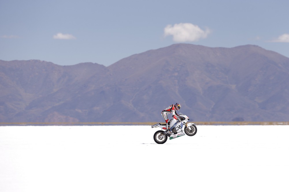 Джек Миллер покорил соляную пустыню на своем мотоцикле