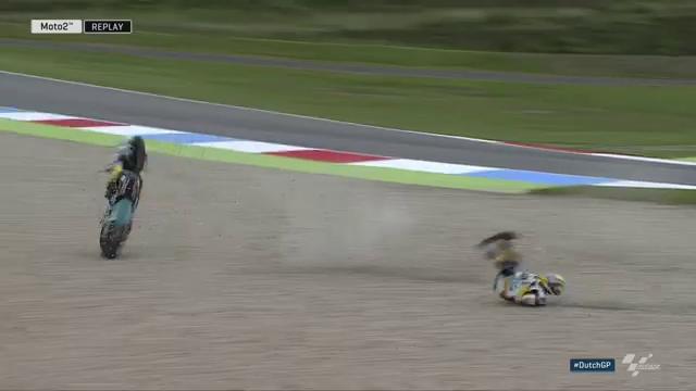 Падение Томаса Люти в гонке Moto2 Гран-При Нидерландов