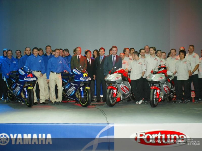 Пилоты Yamaha MotoGP на презентации 2003