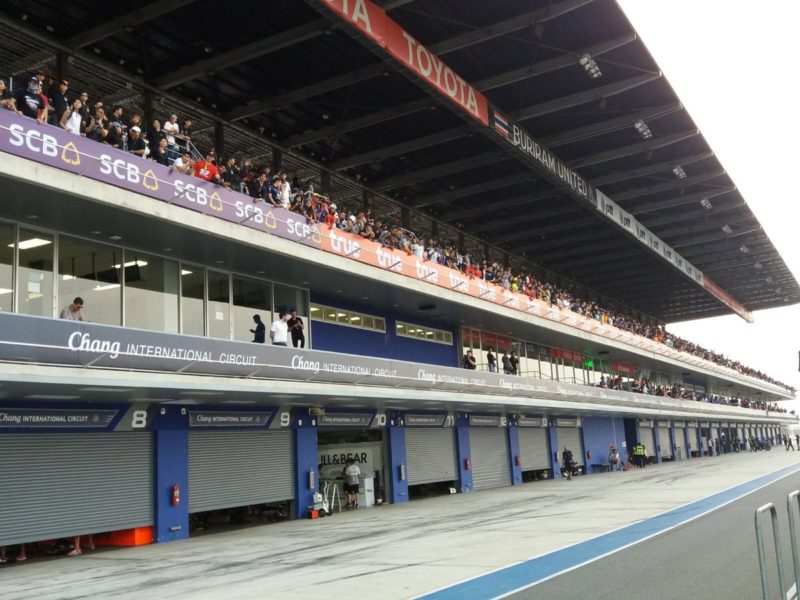 Зрители смотрят тесты MotoGP 2018 в Таиланде