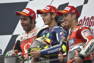 Подиум MotoGP Гран-При Великобритании 2015: Петруччи, Росси, Довициозо