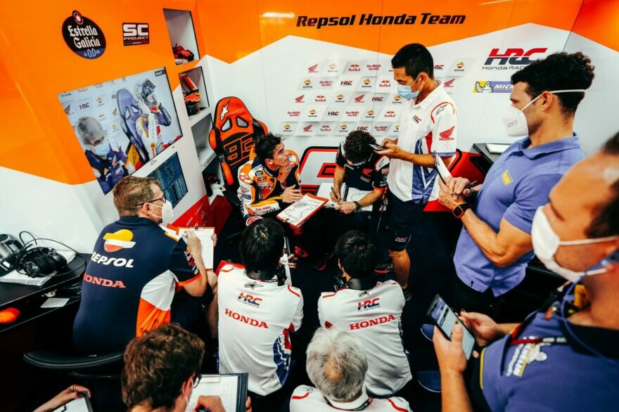 Марк Маркес в окружении команды Repsol Honda 